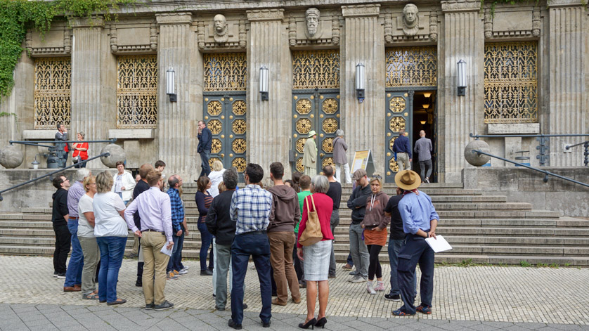 Besuchergruppe vor dem Eingang der Deutschen Nationalbibliothek in Leipzig