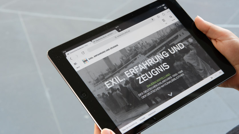 Die Startseite der virtuellen Ausstellung „Exil. Erfahrung und Zeugnis“ der Deutschen Nationalbibliothek auf einem Tablet