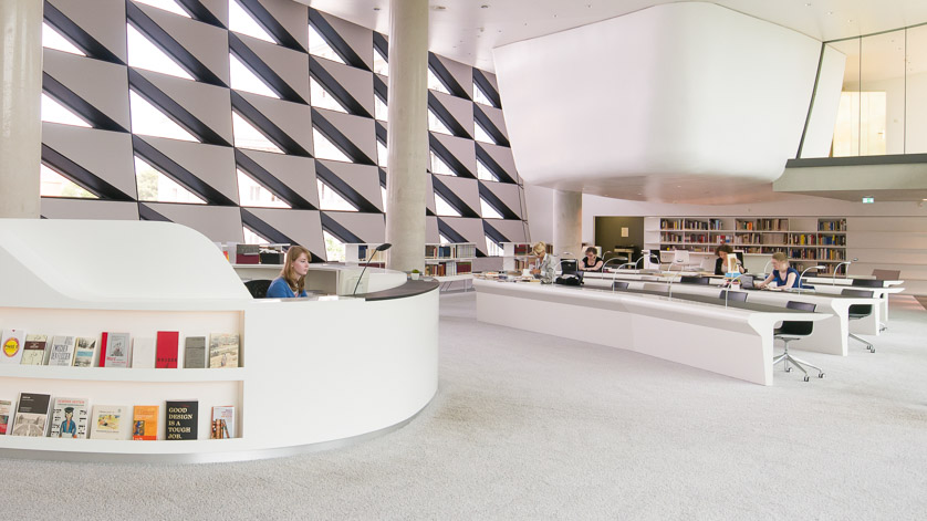 Blick in den 2012 eröffneten und ganz im Stil der Neuen Sachlichkeit  gehaltenen Lesesaal des Deutschen Buch- und Schriftmuseums der Deutschen Nationalbibliothek in Leipzig