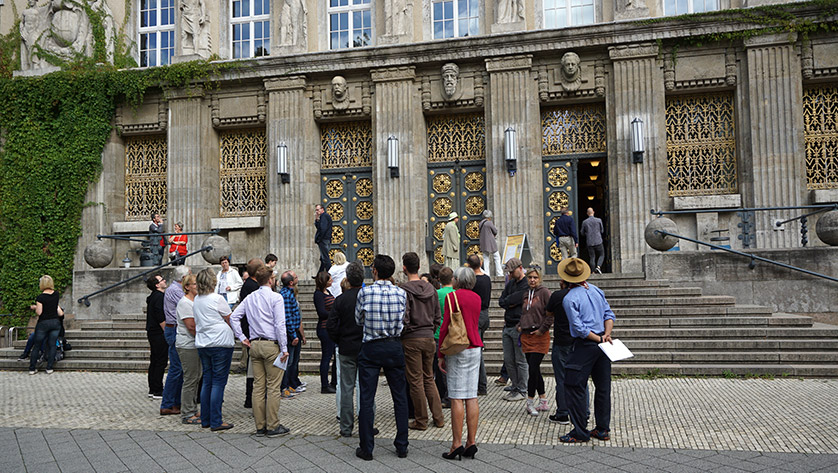 Besuchergruppe vor dem Eingang der Deutschen Nationalbibliothek in Leipzig 