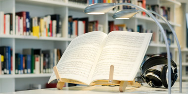 Aufgeschlagene Partitur an einem Arbeitsplatz im Musiklesesaal der Deutschen Nationalbibliothek