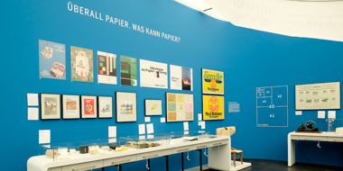 Exponate in der Ausstellung "BAHNRISS?! Papier | Kultur" des Deutschen Buch- und Schriftmuseums
