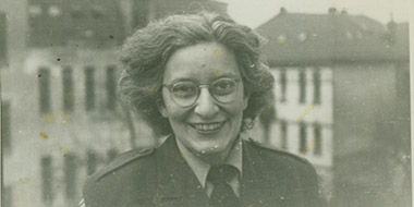 Die Schwarzweißfotografie zeigt Clementine Zernik im Porträt. 