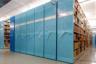 Blaue, verschiebbare Regalsegmente mit Büchern gefüllt im fensterlosen Magazin der Deutschen Nationalbibliothek in Frankfurt am Main