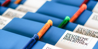 Conference folders and ballpoint pens printed with the logo of the German National Library