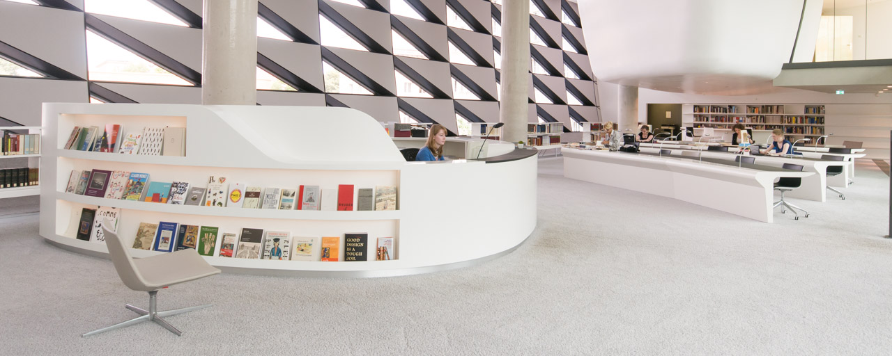 Der 2012 eröffnete, im Stil der Neuen Sachlichkeit ganz in Weiß gehaltene Lesesaal des Deutschen Buch- und Schriftmuseums der Deutschen Nationalbibliothek in Leipzig Der 2012 eröffnete, im Stil der Neuen Sachlichkeit ganz in Weiß gehaltene Lesesaal des Deutschen Buch- und Schriftmuseums der Deutschen Nationalbibliothek in Leipzig