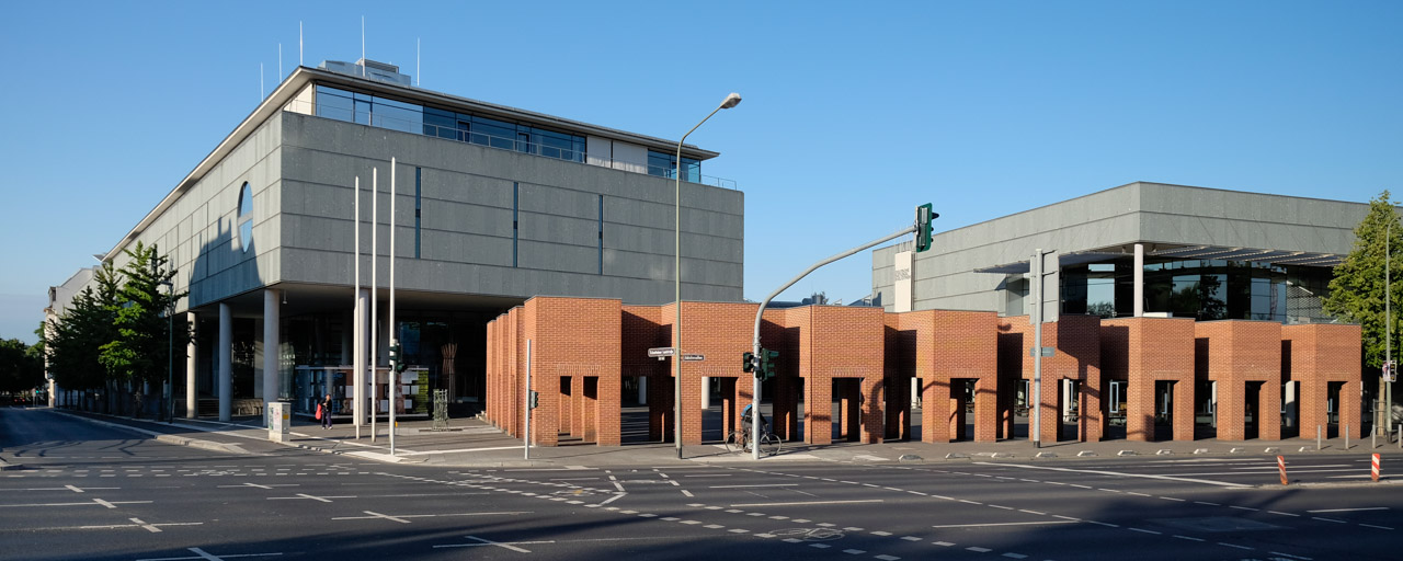 Frontseite der Deutschen Nationalbibliothek in Frankfurt am Main mit den Backsteintoren von Per Kirkeby Frontseite der Deutschen Nationalbibliothek in Frankfurt am Main mit den Backsteintoren von Per Kirkeby