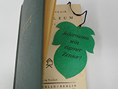 Lesezeichen in Form eines Feigenblattes aus dem Roman „Petroleum“ von Upton Sinclair, ca. 1927