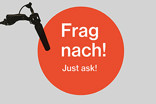 Grafik, roter Kreis mit Schriftzug "Frag nach, Just ask!", Hintergrund grau