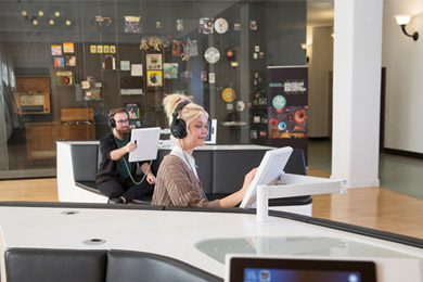 Eine Frau und ein Mann nutzen die Hörstationen im Ausstellungsbereich des Deutschen Musikarchivs Eine Frau und ein Mann nutzen die Hörstationen im Ausstellungsbereich des Deutschen Musikarchivs